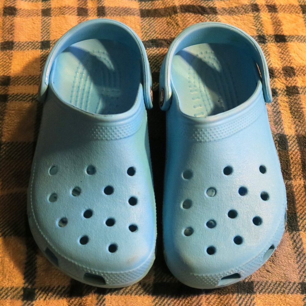 Crocs light blue foam clogs M5 J5 W7
